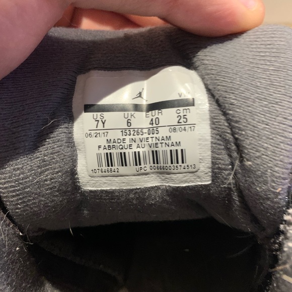 I am selling because they don’t fit me no more - Picture 3 of 3